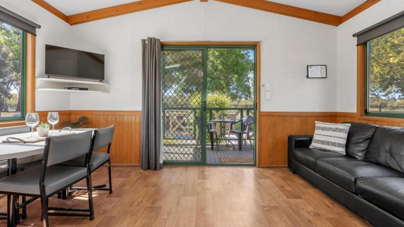 Tasman Holiday Parks - Geelong Room photo